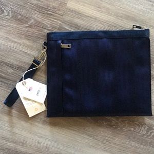 Harvey’s seatbelt streamline pouch. NWT